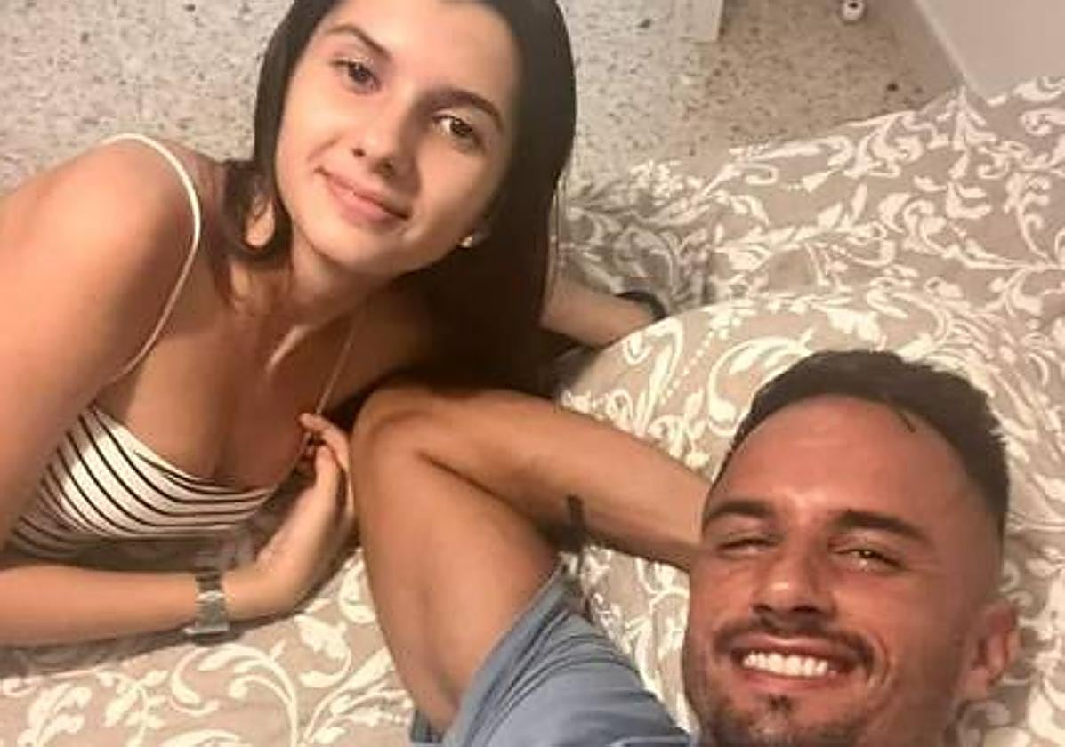 La menor junto a su padre.