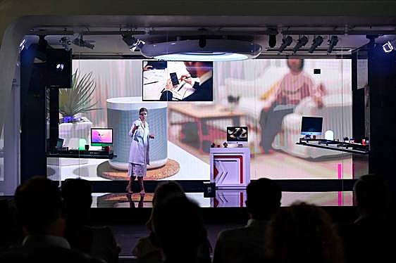 Una presentadora explica las utilidades del asistente virtual de la casa.