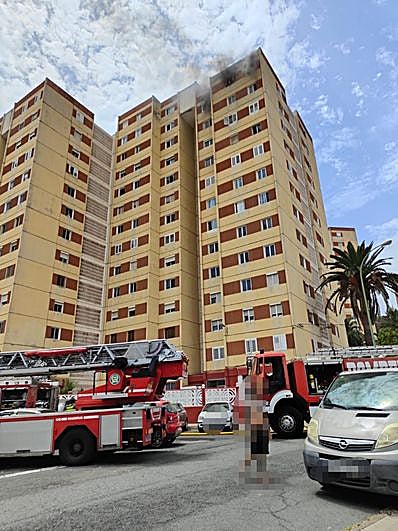 Llamas y humo en la planta 13 de un edificio de la calle Joaquín Belón, en la capital grancanaria.