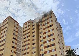 Llamas y humo en la planta 13 de un edificio de la calle Joaquín Belón, en la capital grancanaria.