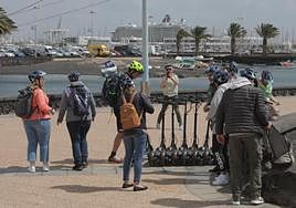 Cruceristas disfrutando del centro de Arrecife.