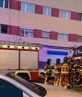 Imagen secundaria 2 - Susto en El Pilar por el incendio de la planta baja de un edificio