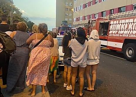 Imagen secundaria 1 - Susto en El Pilar por el incendio de la planta baja de un edificio