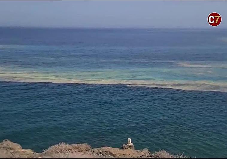 La mancha de microalgas en el sur de la isla.