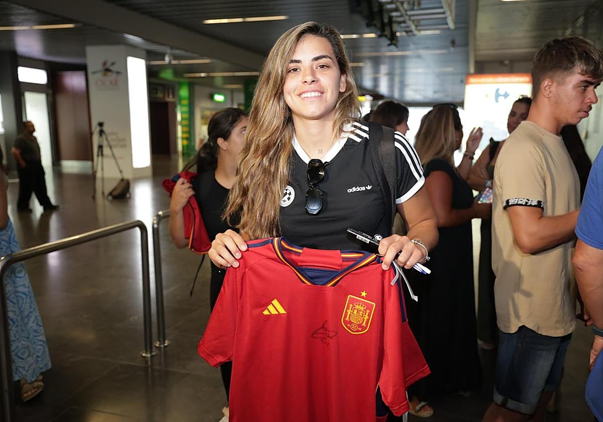 Misa posando con una de las camisetas firmadas que sortea CANARIAS7.