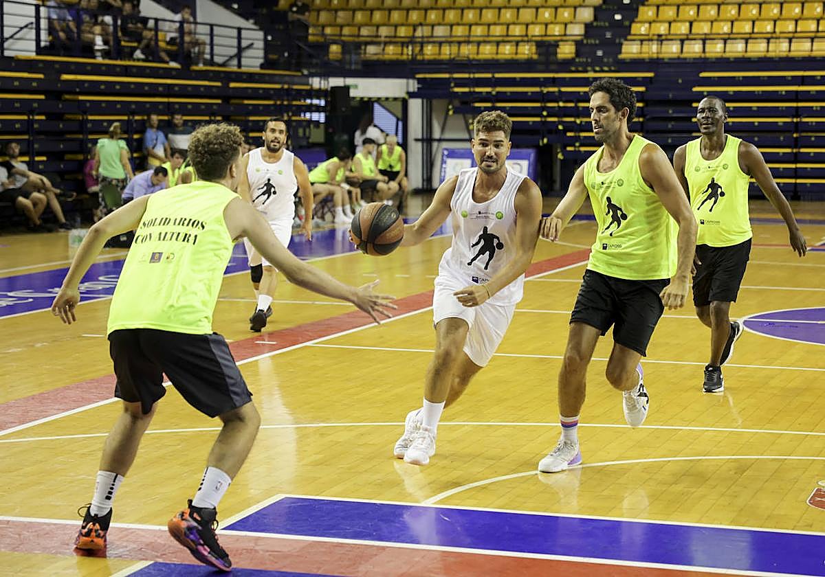 Óscar Alvarado lleva el balón en un encuentro benéfico en el CID el pasado sábado.