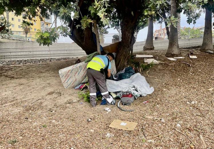 Imagen principal - Los trabajadores retiraron enseres de diferentes puntos de la playa.