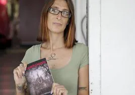 La escritora grancanaria Yaiza Méndez posa con un ejemplar de 'La mansión Summerwind'.