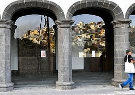 Entrada principal al futuro Mubea, con los riscos reflejados en el cristal exterior.