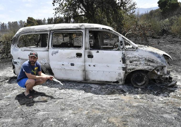 José Antonio García, vecino de Benijo, junto a su furgón que explotó engullido por las llamas.