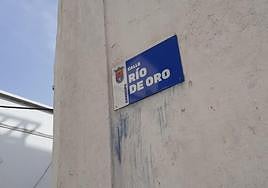 Placa de una calle arrecifeña con restos de pintura azul.
