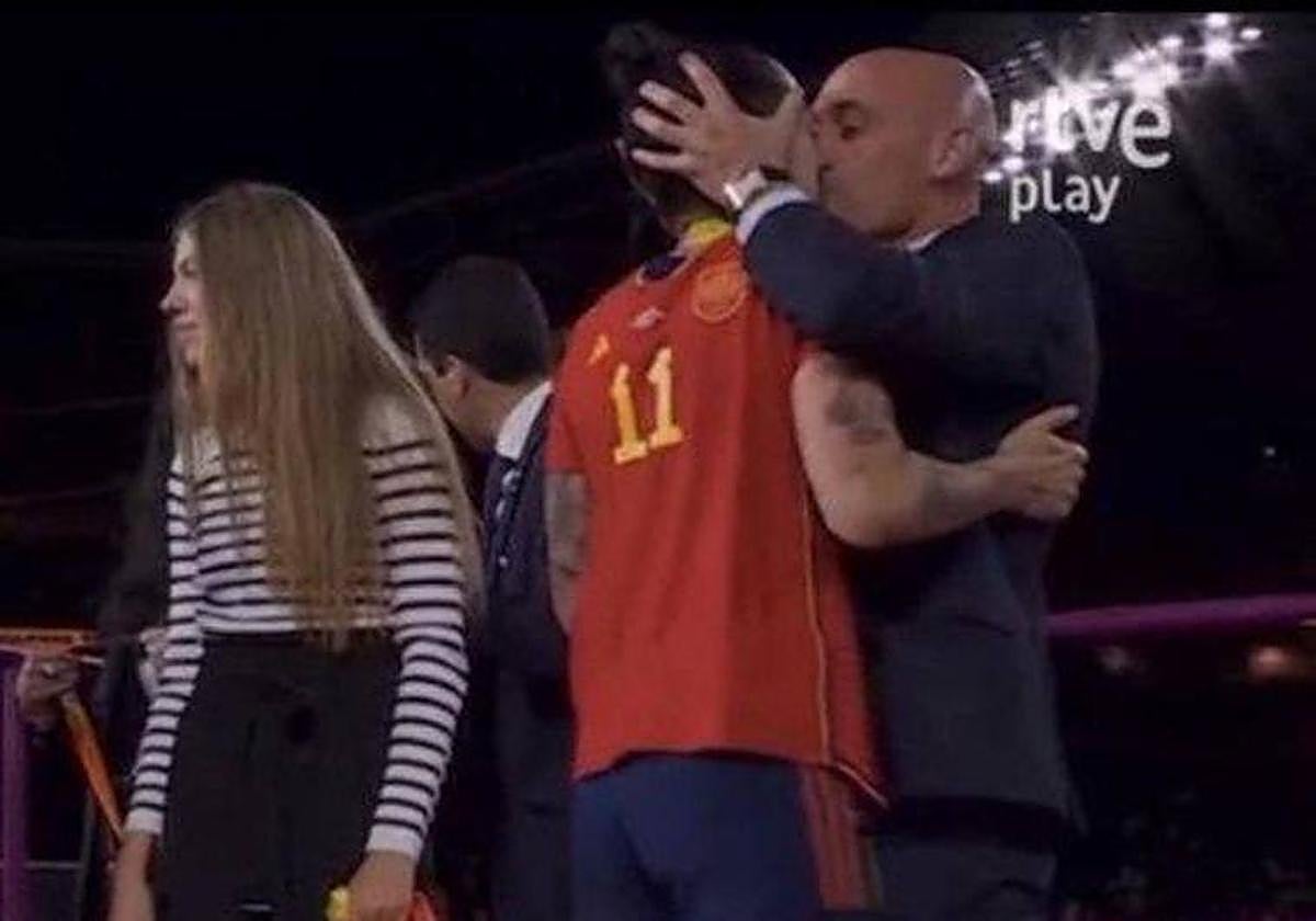 Rubiales besa a la jugadora Jenni Hermoso sin su consentimiento, tal y como ella ha declarado.