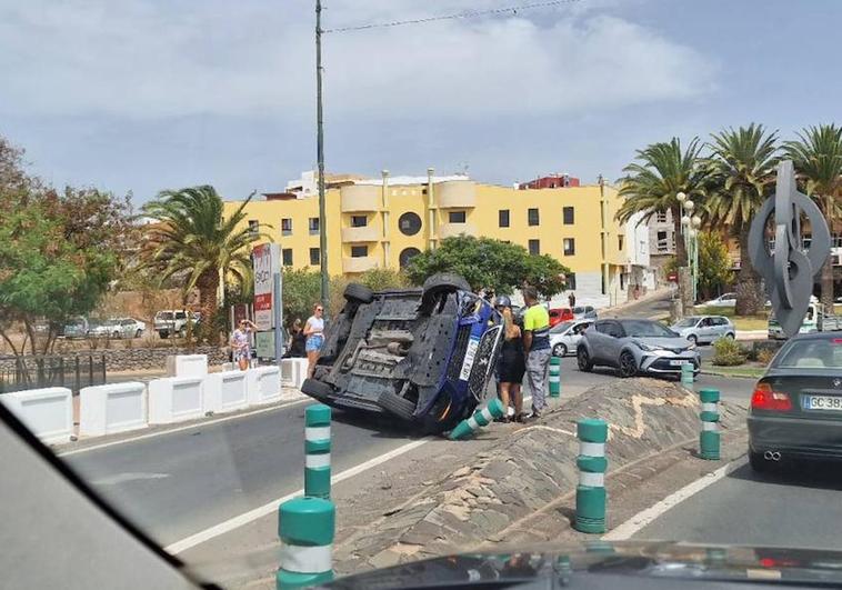 Aparatoso vuelco de un vehículo en Ingenio