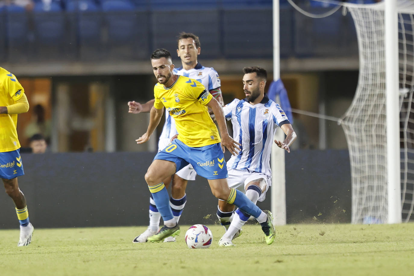 Kirian Rodríguez ante Brais y Oyarzabal.