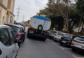 Imagen de una cuba en la urbanización Reina Mercedes este sábado.