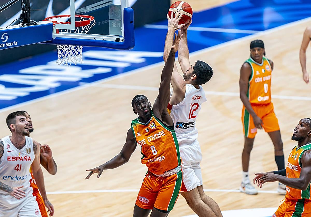 El jugador grancanario Santi Aldama pugna por un rebote.