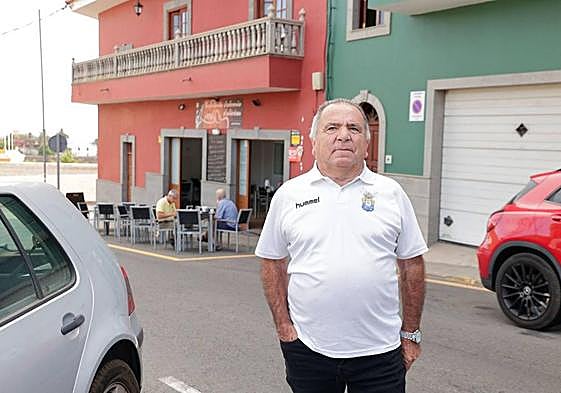 Paco Alemán delante del piscolabis de Barrial, en Gáldar, que le trae de cabeza.