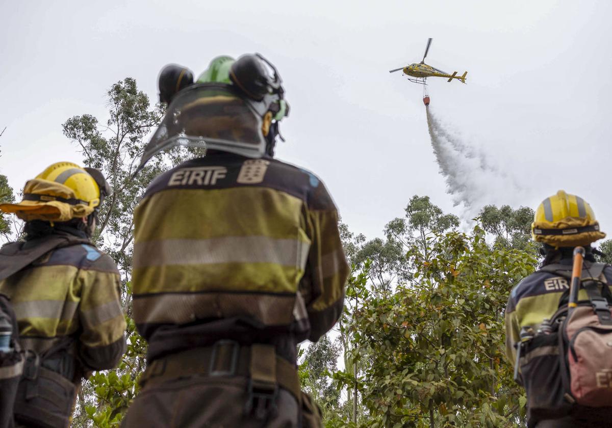 Imagen de un hidroavión actuando en el incendio.