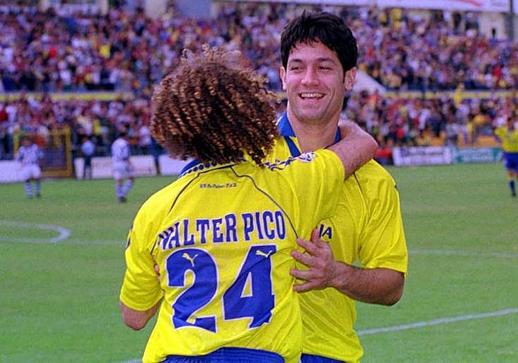 Imagen principal - Perrone restituye la histórica tradición de jugadores argentinos en la UD