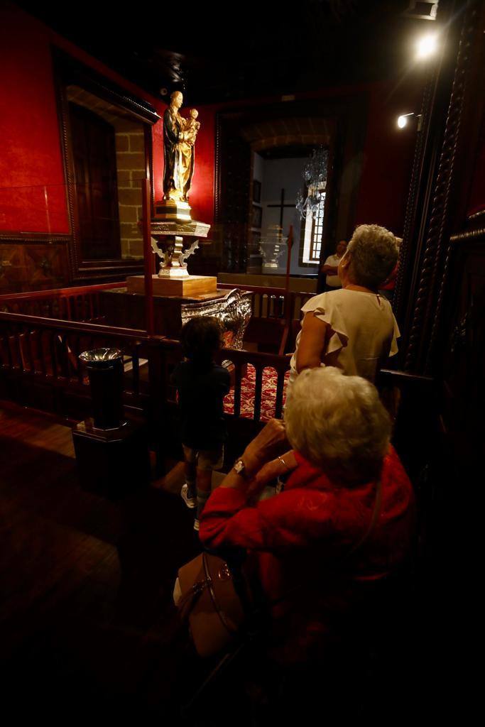 La Virgen del Pino se exhibe sin su manto en el Camarín de la Basílica