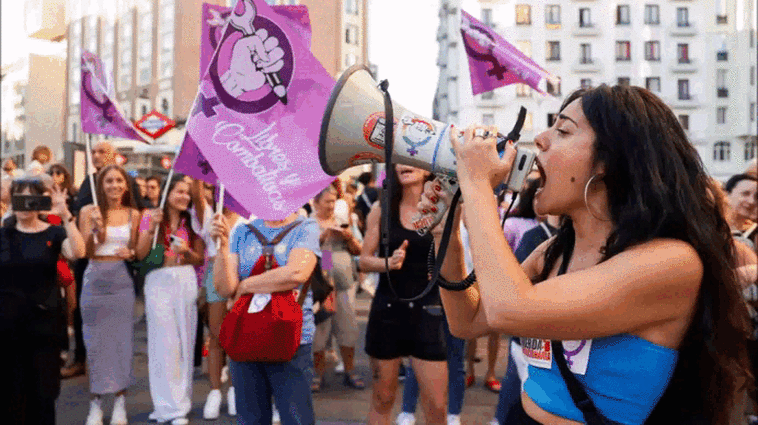 Cientos de personas apoyan a Jenni Hermoso en Madrid: «No es un pico, es una agresión»