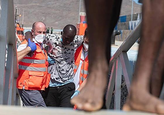 Personal sanitario atiende a los migrantes rescatados este lunes en aguas de Fuerteventura.