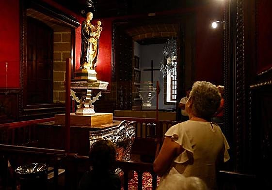 La Virgen del Pino de Teror, sin sus habituales mantos y joyas, en el Camarín de la Basílica.