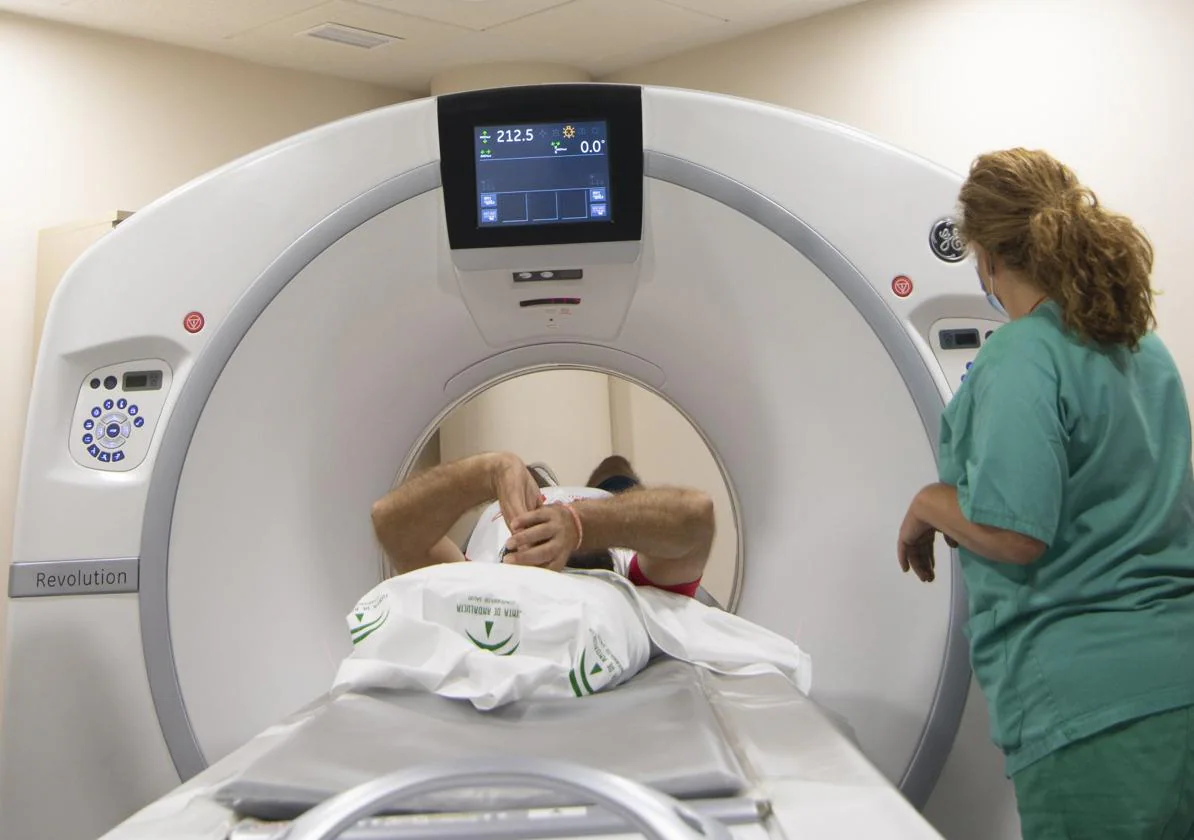 Imagen de un paciente sometiéndose a una exploración con tomografía computarizada axial (TAC).