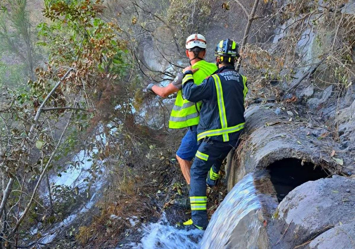 Bomberos de Tenerife trabajan con serias dificultades en la zona.