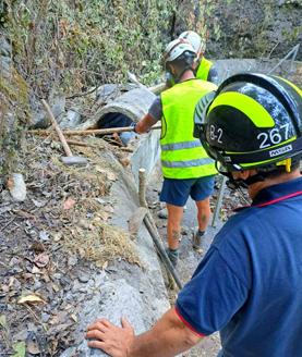 Imagen secundaria 2 - Bomberos de Tenerife trabajando en la zona que sufrió la nueva averia.