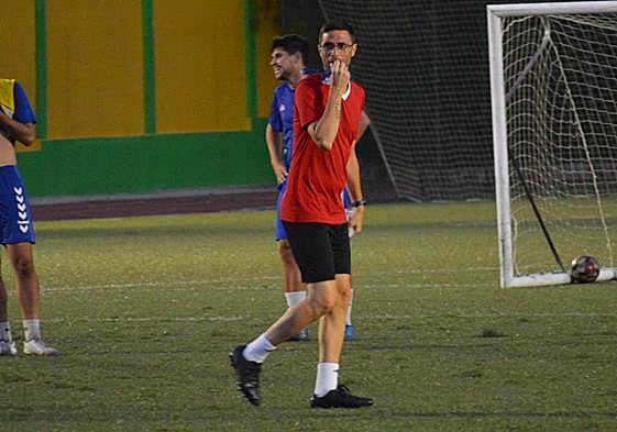 Juan Germán Jiménez, entrenador del Arucas CF, en plena sesión preparatoria.
