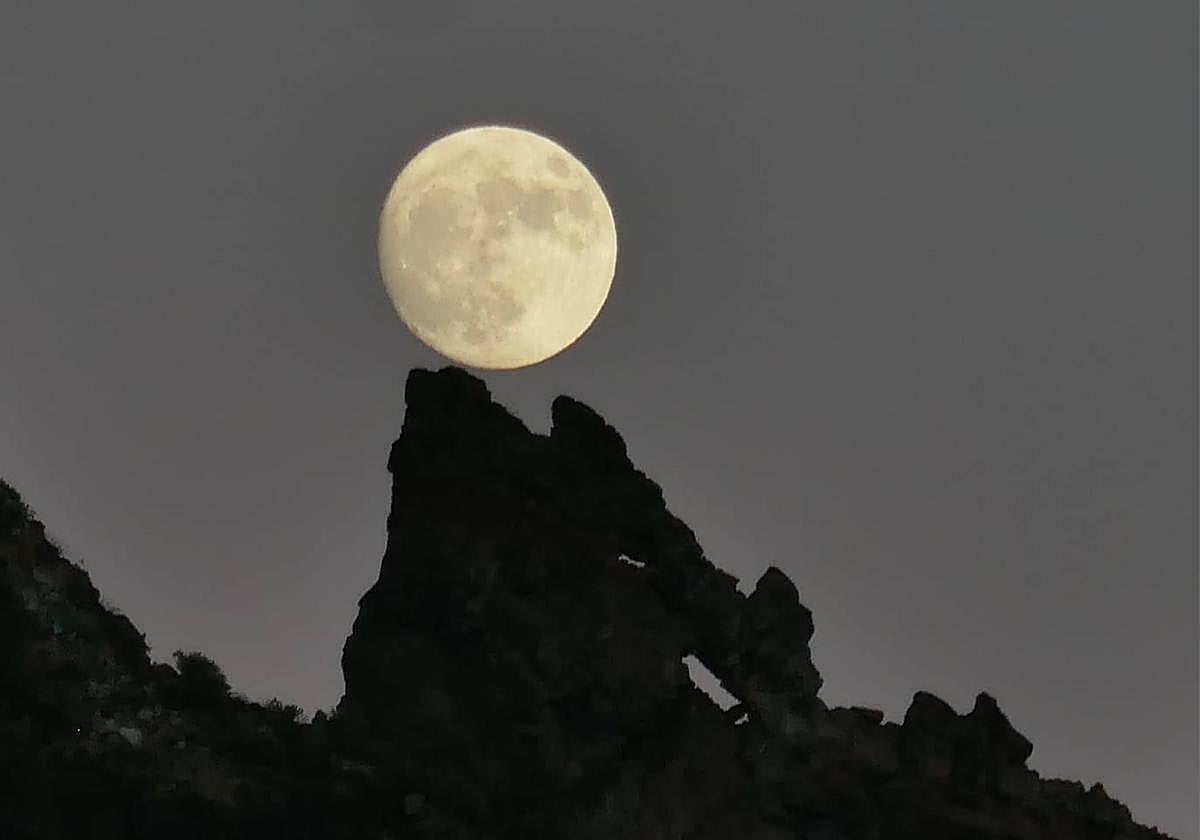 La superluna azul de finales de agosto captada en la zona de la Fortaleza de Ansite.