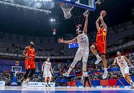 Aldama intenta machacar en el partido ante Irán.