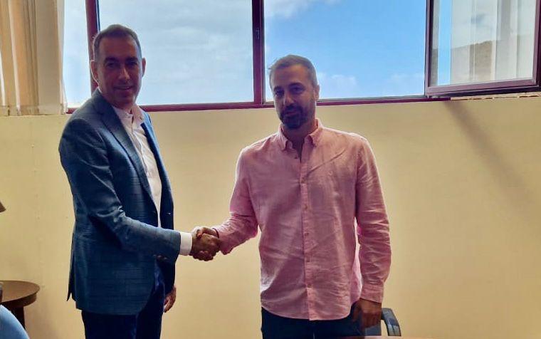 El alcalde de Telde, Juan Antonio Peña (derecha), junto al presidente de Dreamland Studios, José Antonio Newport.