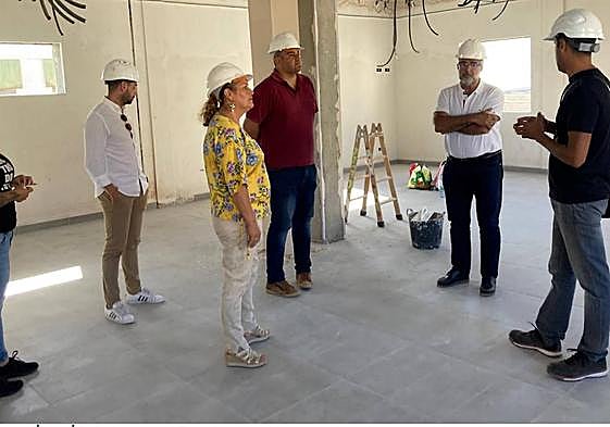 El alcalde de Ingenio, José López, visitó este jueves las obras del local social de Cuesta Caballero.