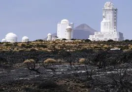 Imagen del observatorio del Teide, perteneciente al Instituto de Astrofísica de Canarias, después del paso del incendio forestal que afecta a la isla de Tenerife.