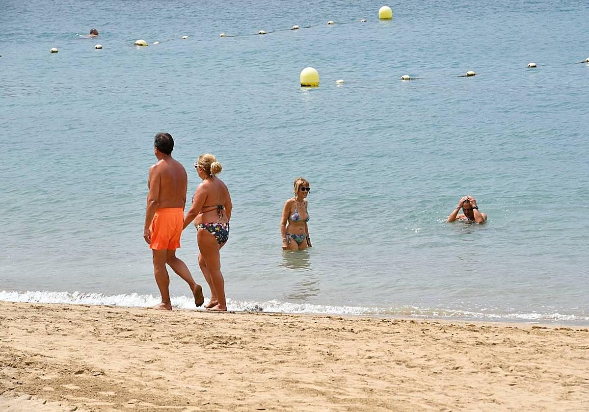 Los bañistas vuelven a disfrutar de La Puntilla