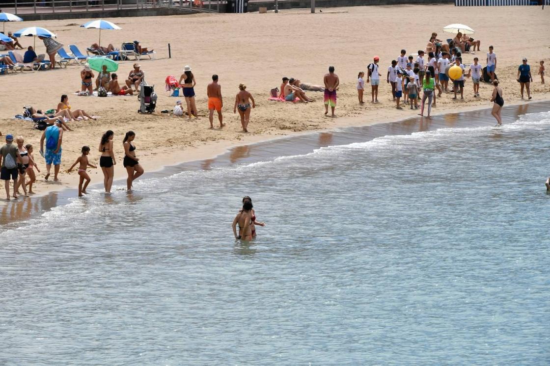Los bañistas vuelven a disfrutar de La Puntilla