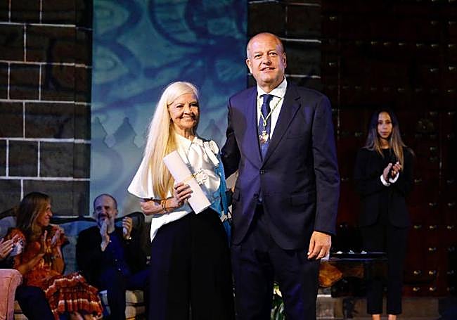 María Gloria Sanrtana, sobrina de Paca Díaz, junto al concejal de Cultura.