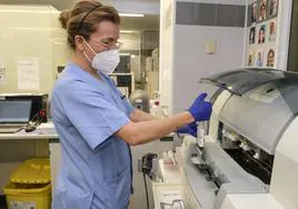 Una profesional en el proceso de secuenciación genómica de una muestra de Sars-Cov-2 en el hospital Doctor Negrín.