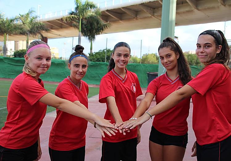 Jugadoras del Unión Viera C, tercer equipo femenino de la cadena rojinegra que alberga niñas de 13 años hacia adelante.