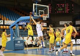 AJ Slaughter lanza a canasta.