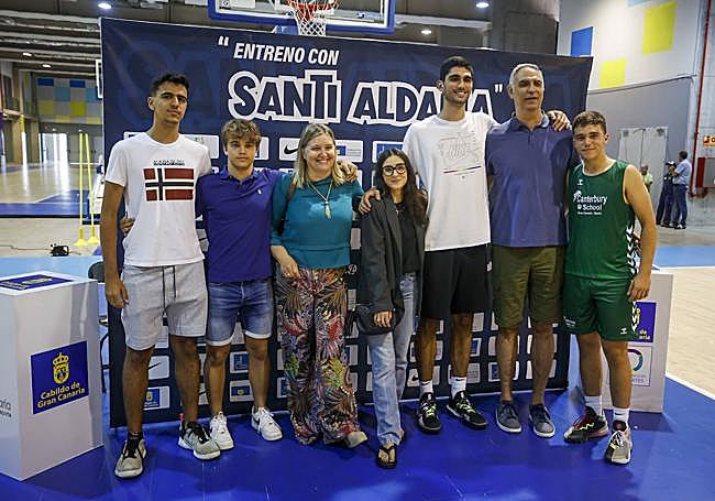 Aldama posa con su familia en un acto en el Arena.