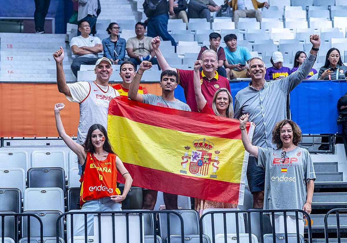 Los familiares de Santi Aldama disfrutan en la grada del Indonesia Arena.