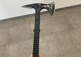 Imagen del hacha con la que amenazó a sus cuidadoras.