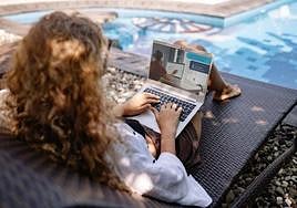 Imagen de una persona teletrabajando.