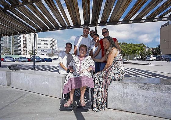 Estrella y parte de su familia, cerca de la casa donde vive.