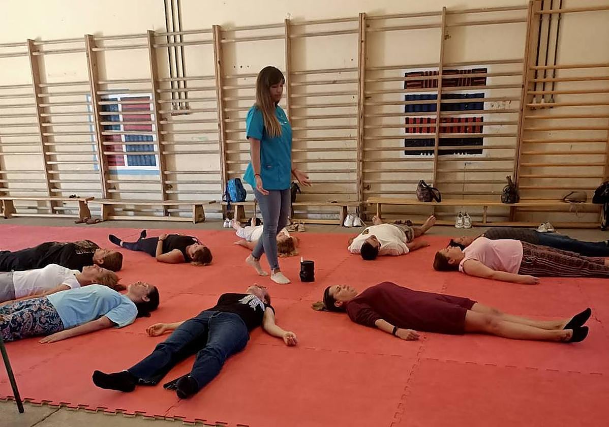 Alumnos del IES Cruce de Arinaga en una ejercicio de relajación y respiración.