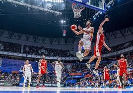 Santi Aldama realizó un mate espectacular contra Canadá.
