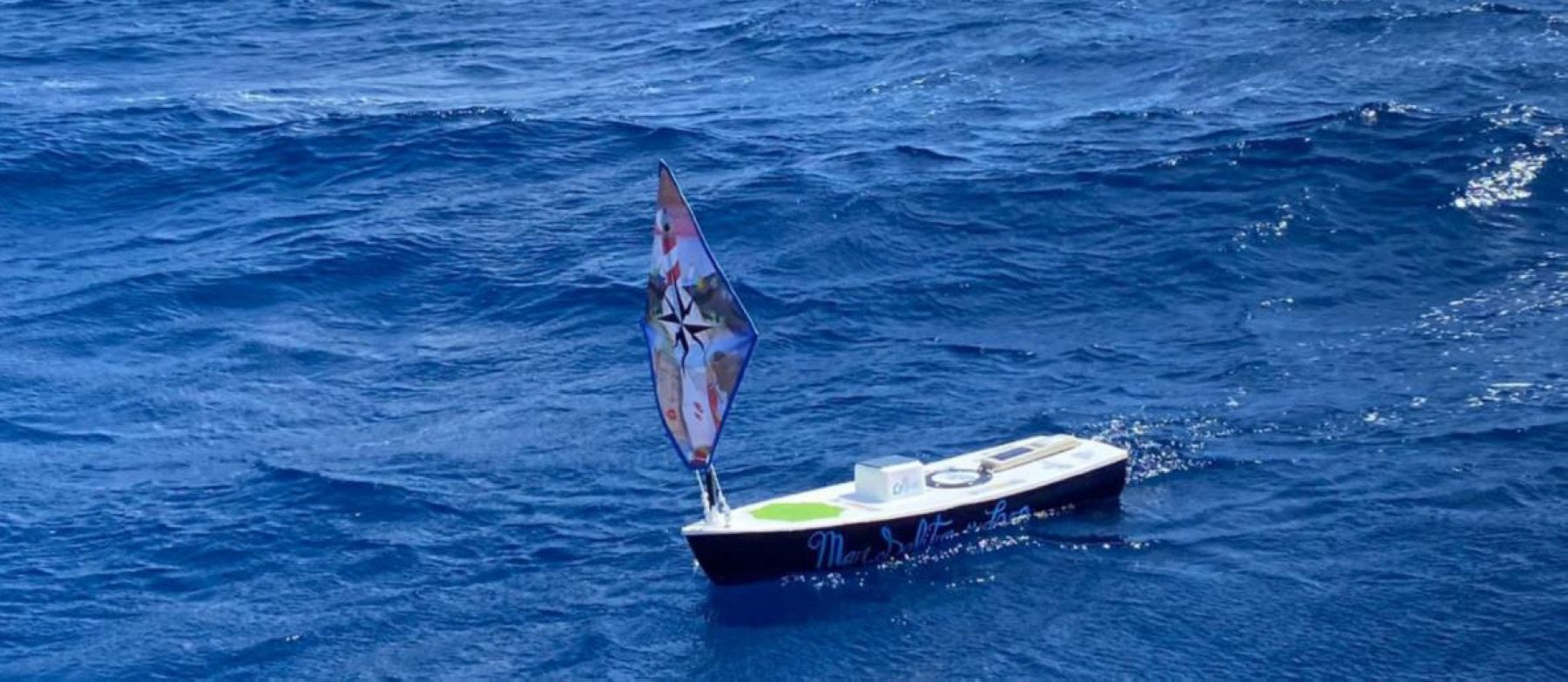 El bote educativo durante su travesía.